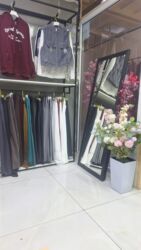 зеркала продаю: Аялдар кийим дүкөнү сатылат. Баасы:200 000. Аренда болгону 13 000 сом