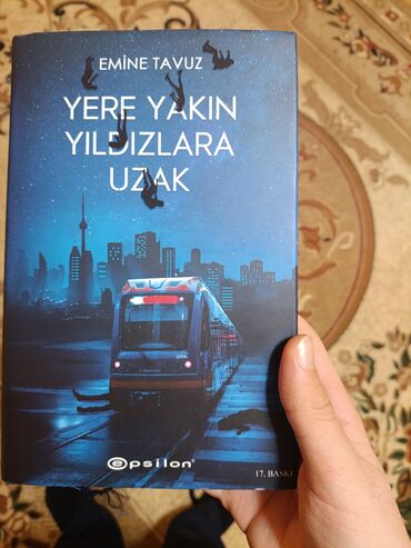 Other books and magazines: Yere yakın yıldızlara Uzak. Spoilerdir kitapda 14 insanın qatarda