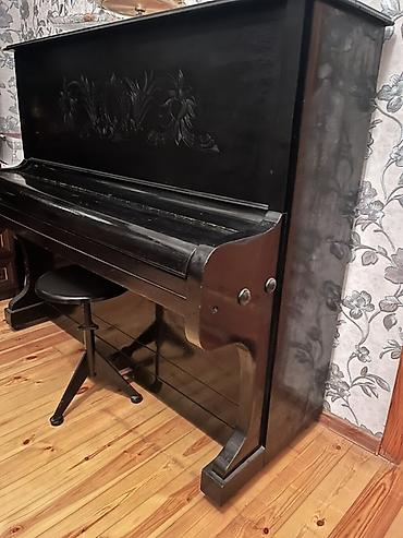 Upright pianino – klassik dizayn, qara rəngdə korpus. Ön paneldə lalafo.az -da Upright pianino – klassik dizayn, qara rəngdə korpus. Ön paneldə
