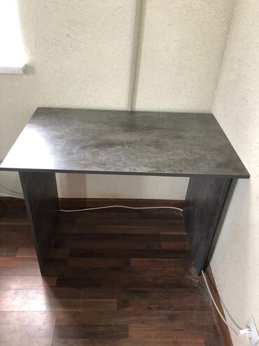 маленький столик: Компьютерный Стол, цвет - Серый, Новый
