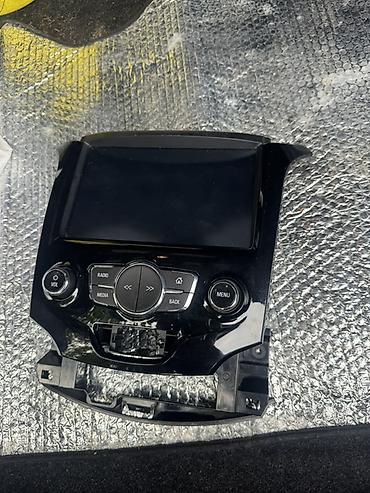r18 teker diski: Avtomobil üçün orijinal multimedia/idarəetmə paneli. Panel üzərində — 1