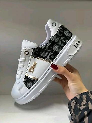 off white vapormax: Dior patike sa monogram šarom i metalnim detaljima. - Model: niske — 1