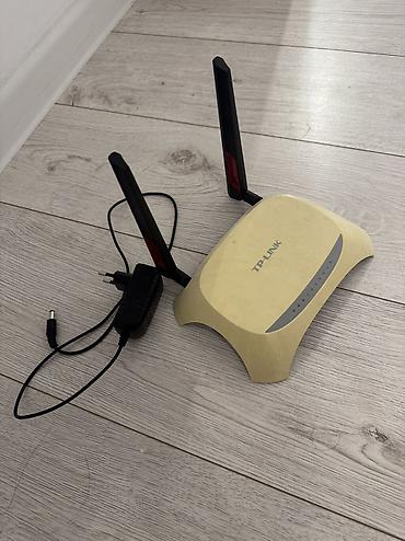 Wi‑Fi роутер TP‑Link с двумя внешними антеннами и блоком питания в