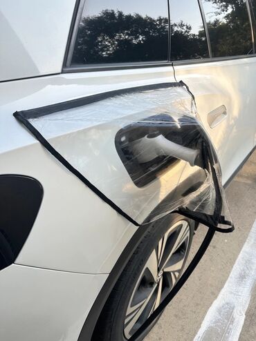 дождевик для скутера: Защитный чехол‑козырёк для зарядного порта электромобиля. -