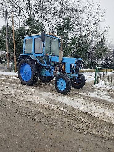 Traktorlar: Mavi rəngli tək kabinalı təkərli traktor.ili 1992 tam zavodu Texniki — 2