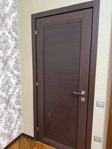 işlənmiş taxtalar: 4 eded qapi 2 si hamam 2 si otaq. Biri 50 azn. 210x70 qapi olculeri