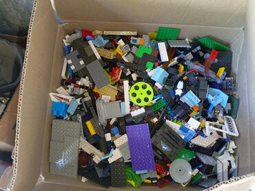 набор юнного художника: Большой ассортимент строительных блоков LEGO различных форм, размеров