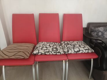 стул для прихожей: Daxili məkanlar üçün nəzərdə tutulmuş bu qırmızı oturacaqlar dəsti