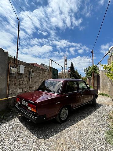 2107 panel: VAZ 2107 sedan – klassik “Jiquli”. Rəng: tünd albalı (bordo). Kuzov — 10
