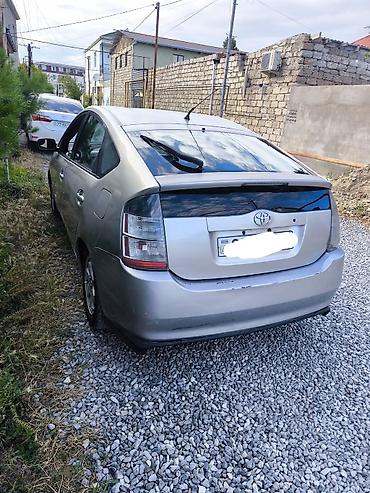 prius qranat: Toyota Prius, gümüşü rəng, 5 qapılı hibrid hetçbek. Texniki — 2