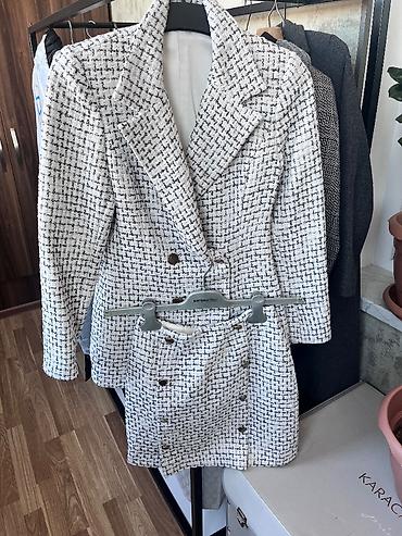 Qadınlar üçün dəst – tweed parça blazer və ətək - Rəng: ağ fon