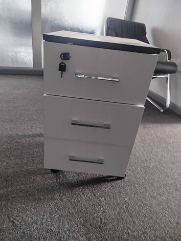 Ofis dolabları: Əla vəziyyətdə tumbalar satılır, istifadə az olunub sayı çoxdur