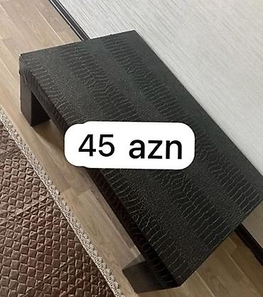 Keyfiyyətli matrealdan dəri örtüklü jurnal masası satılır
