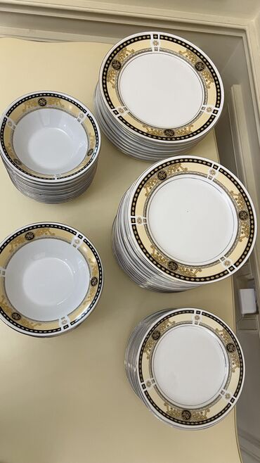 пластиковая посуда бишкек: Продается набор : Глубоких тарелок - 29 штук, Больших плоских - 10