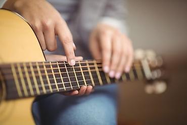 Digər kurslar: 🎸 Gitara Kurslarına Qəbul Davam Edir! Gitara ifa etməyi peşəkar — 13