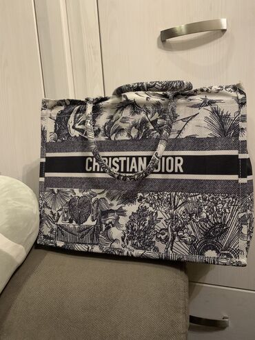 сумка диор: Продаю сумку 
Cristian Dior 
В отличном состоянии 
500с