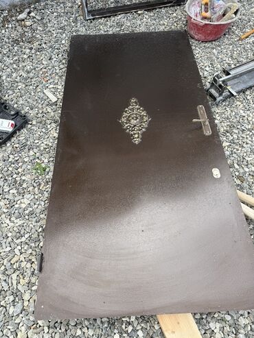 seyf qapi 2ci el: Məhsul: Dəmir giriş qapısı Təsvir: - Material: Tam metal (dəmir)