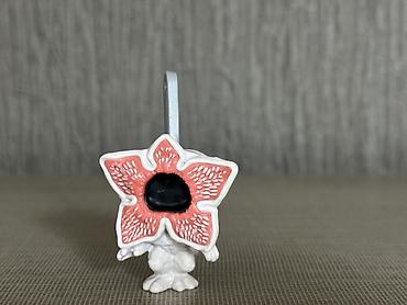 kinder stranger: Biri 4,50azn 
Stranger Things — 2