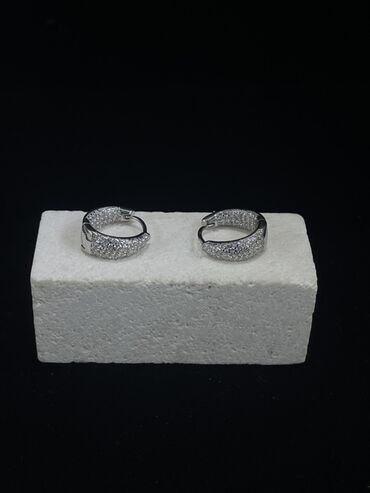 Серебряные серьги: Элегантные серьги-кольца серебристого цвета, украшенные россыпью — 5