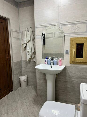 Uzunmüddətli kirayə mənzillər: İnşaatçılar metrosunun çıxışında, 14 mərtəbəli binanın 10-cu — 4