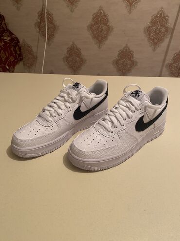 Krasofkalar və idman ayaqqabıları: Nike air force 1. Yeni Nike.com saytından alınıb. Ölçüsü uyğun