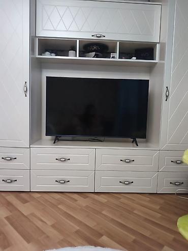 stend: Ağ rəngdə qonaq otağı üçün inteqrə edilmiş TV stendi və dolab sistemi — 1