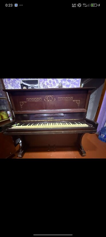 Pianolar: Upright piano – “Ukraina” markalı - Korpus: tünd qəhvəyi ağac, ön