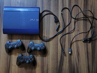 islenmis maqintafon: Sony PlayStation 3 oyun konsolu ilə yanaşı, simsiz pult və əlaqə