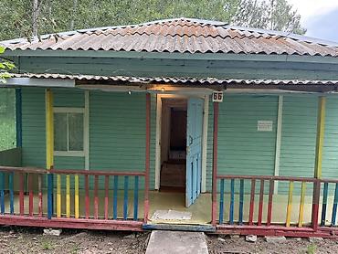 модульный дом 2 комнаты: Деревянный домик с верандой в зеленой зоне. Планировка: - Крытая — 1
