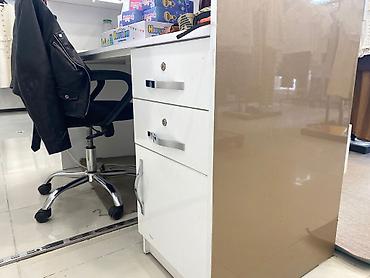 ofisde islenib: Mağaza kassası / resepsiyon masası - Müasir dizayn: parlaq qəhvəyi — 1