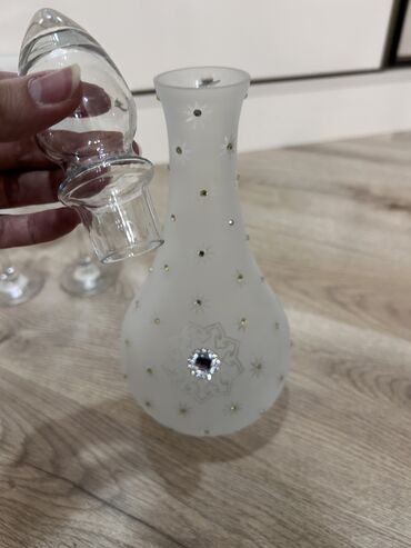 Digər içki üçün qablar: Bokal dəsti. Yenidir. 6 bokal, 1 vaza, 2 mürəbbə qabı, 1 grafin, 2 — 11