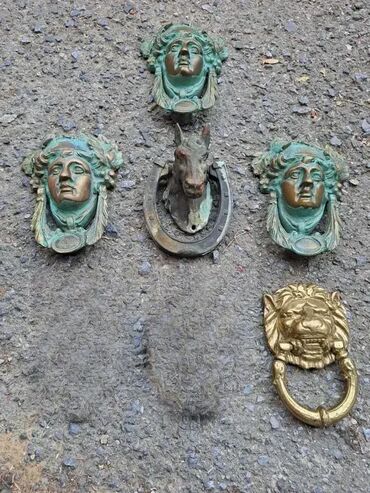 Ostali antikviteti: Bronzani zvekir, prodaju se u vidjenom stanju. Cena za konje 10000 — 7