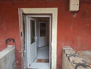 Ofislər: Təcili kupçalı yarımzirzəmi 29.3 kv. ticarət obyekti satılır! Faktiki — 12