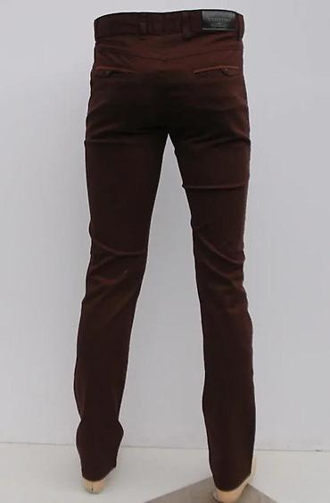 Pantalone: Muške pantalone u tamno braon boji, stilizovane kao čino pantalone — 7