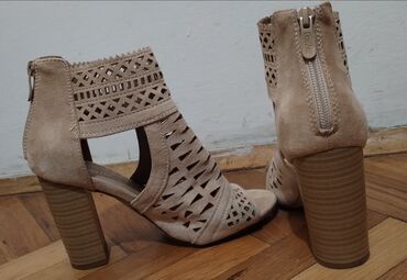 nasa duks h: Sandals, DeeZee, 36