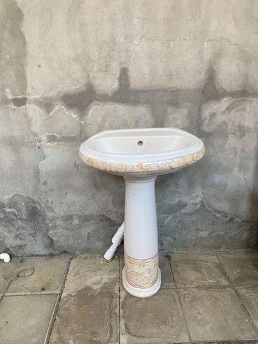 hamam ucun tulpan: Ayaq üstə dayanan bu ağ rəngli unitaz dəsti oval formalı çanaq və