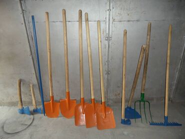набор инструментов бу: Продам инструмент для работы в саду (5 лопат, 2 китменя, 2 топора