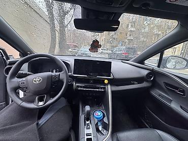 servis arabaları: Toyota C-HR: 1.8 l | 2024 il Krossover — 3