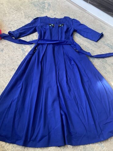 чёрная вечерняя платья: Платье миди насыщенного синего цвета. - Силуэт: приталенный верх с