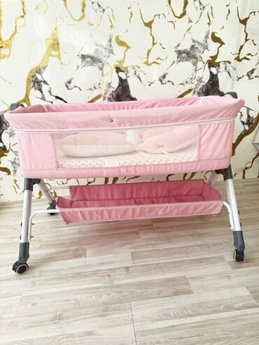 детскую кроватку с бортиками и балдахином: Балдар үчүн кошумча коюлган керебет, Дөңгөлөктүү, түсү - Кызгылт