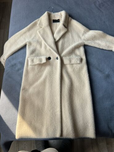 loreta пальто: Женское пальто молочный/кремовый оттенок. - Прямой удлинённый крой