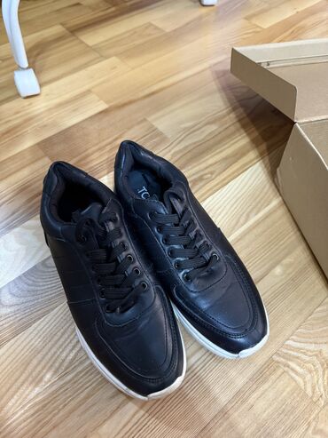 Кроссовки и спортивная обувь: Кроссовки 👟 как новые за 200 сом 
40 размер