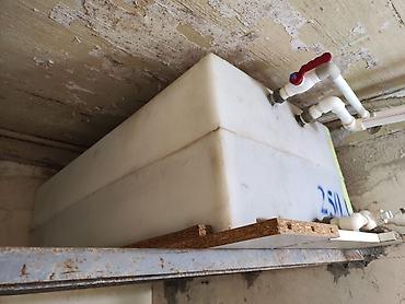 seyfler: Plastik su çəni – 250 litr İstifade olunub,normal vəziyyətdədir — 1