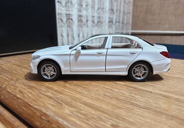 Igračke: Nov metalni model automobila Mercedes C-klasa. Pale mu se prednja i — 2
