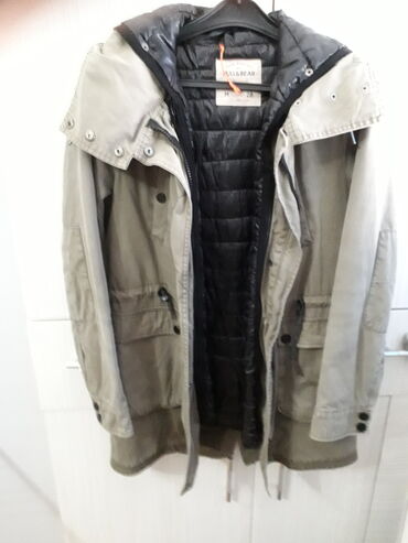 Zimske jakne: Jakna, maslinasto zelene boje, sa kapuljačom, veličina m. Ima uložak