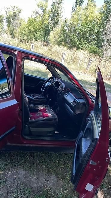 Другие детали салона: Интерьер автомобиля Volkswagen Golf III, демонстрирующий водительское — 7