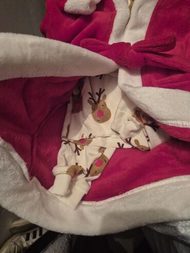 Ostala dečija odeća: 2 vrste komplet odelca za Deda Mraza. 1. Plišana pidžamica i — 9