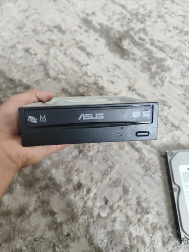 комплектующие: Оптический привод ASUS черного цвета, предназначенный для установки в