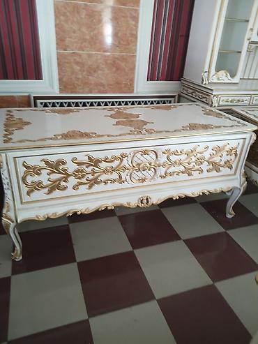 barokko: Klassik üslubda dəst mebel Tərkib: - Vitrin/servant: üst hissəsi — 9