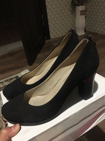 женские черные замшевые туфли: Туфли 35, цвет - Черный
